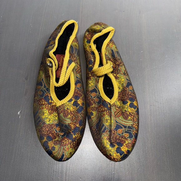 Vintage Evelyn Paul Paris brocade slippers with floral and paisley pattern - Picture 2 of 7